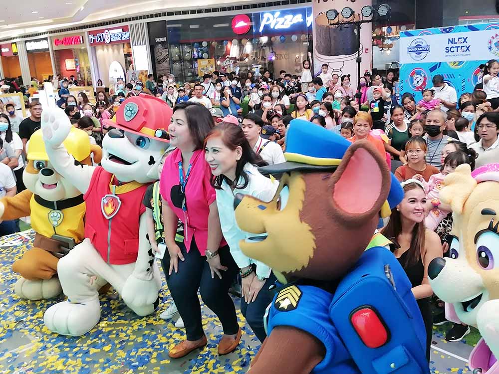 Grace Ayento, NLEX AVP for Customers Experience and Marketing and Janette Aguilera, Asst. Mall Manager, SM City Marilao take time in posing with Nickelodeon’s PAW Patrol characters Skye, Chase, Marshall, and Rubble and young aprticipants of NLEX Kiddie Patrol Day at SM City Marilao on Friday (June 16, 2023) at SM City Marilao. (Photo by Manny Balbin) 
